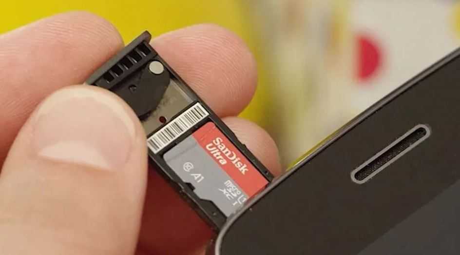 Ponsel Android dengan Kartu MicroSD